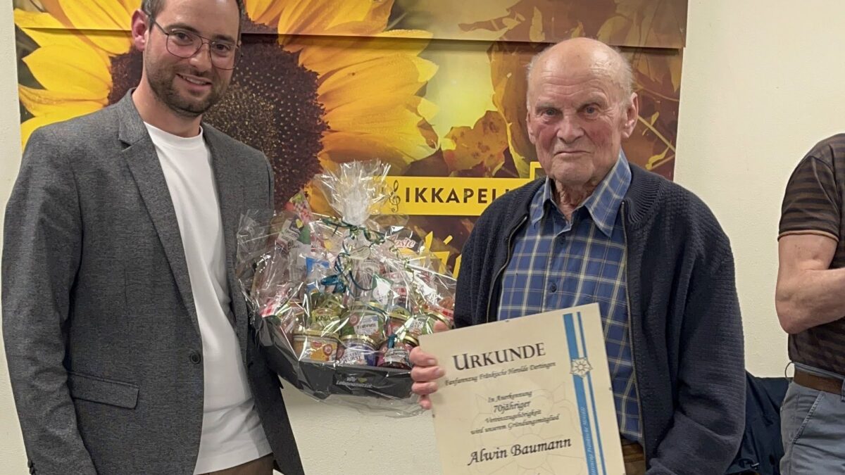 Ehrung von Gründungsmitglied Alwin Baumann mit Patrick Volk (1. Vorsitzender)Foto: Fanfarenzug Dertingen